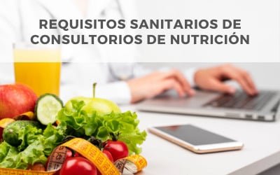 lmagen de las manos de un nutriólogo escribiendo en una computadora con frutas