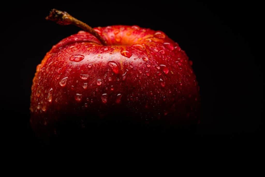 Manzana roja en fondo negro