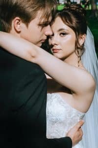 Mujer abrazando a su esposo en su boda