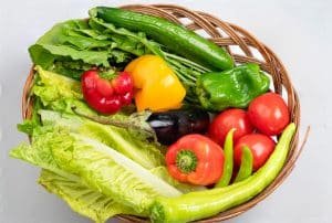 Canasta de mimbre con verduras