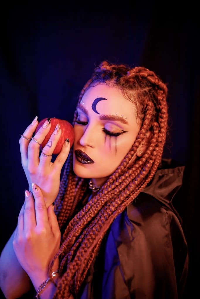 hechicera con una manzana en la mano