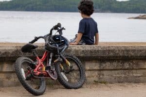 niño pequeno mirando dando la espalda mirando hacia el mar