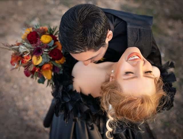 Pareja romántica de hombre y mujer abrazándose