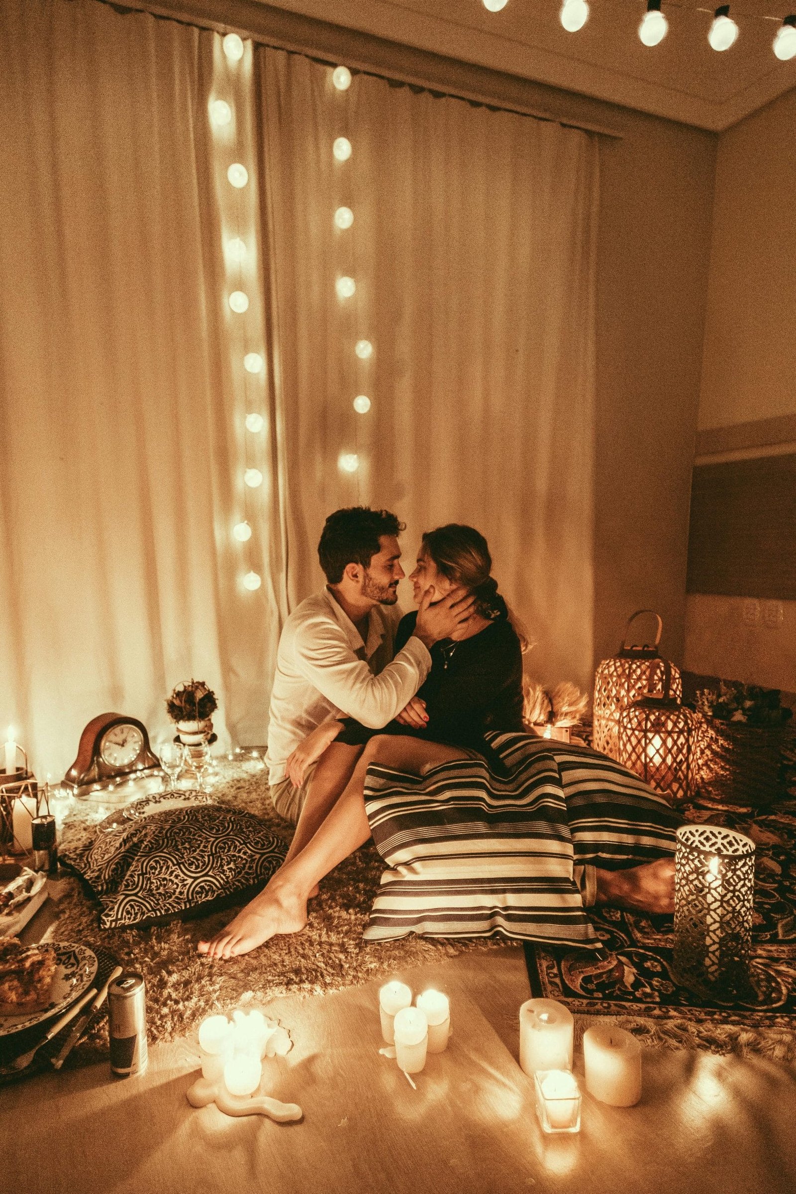Pareja heterosexual en un ambiente romántico