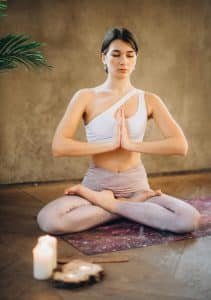 mujer meditando