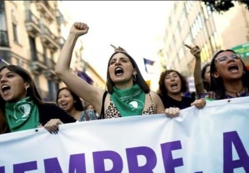 foto tomada durante la marcha del día de la mujer