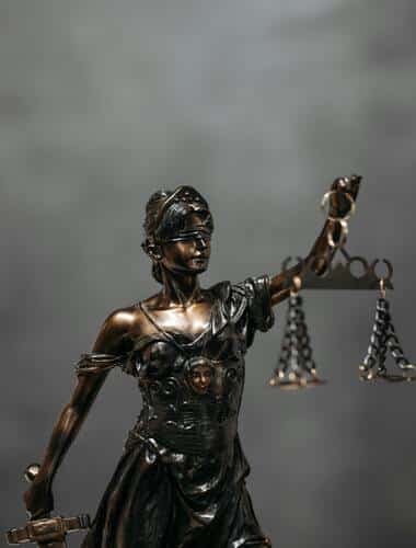 foto de la imagen de la justicia con la balanza en la mano y los ojos tapados con una pañoleta