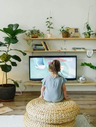 niña viendo la televisión