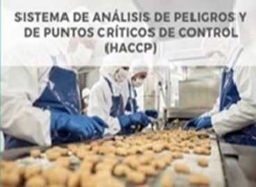 Personas con equipo de control de los alimentos frente a una banda donde corren alimentos